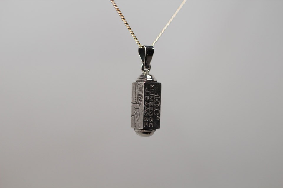 Zilveren 100 ste vierdaagse hanger Nr 5