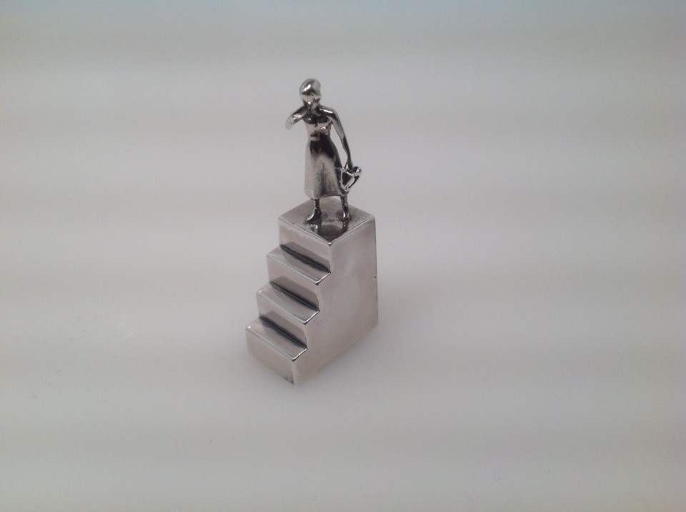 Zilveren Marieken op sokkel nr 27